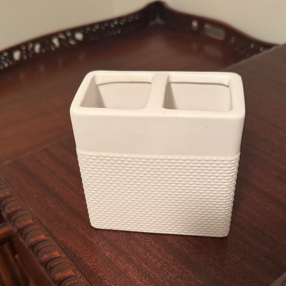 White Textured Toothbrush Holder
